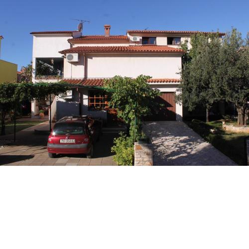 Apartments with a parking space Fazana - 7153