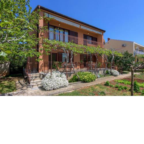 Apartments with a parking space Fazana - 7237