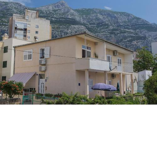 Apartments with a parking space Makarska - 15375