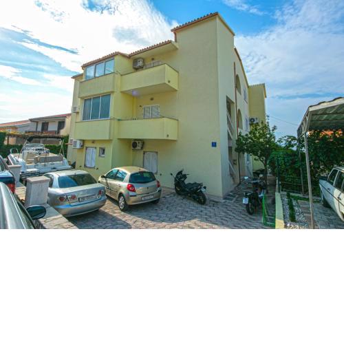 Apartments with a parking space Makarska - 19992