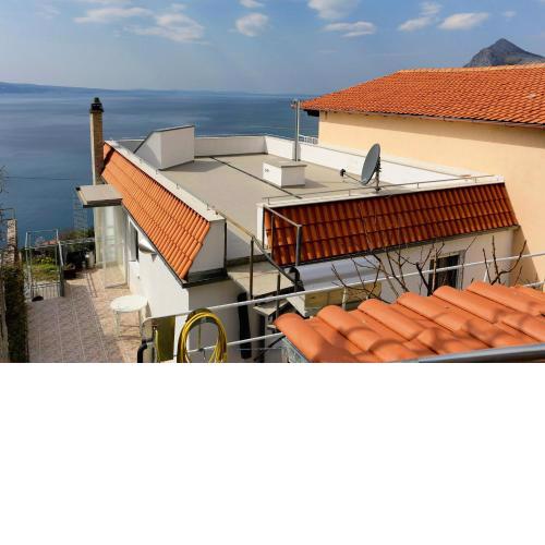Apartments with a parking space Omis - 10349