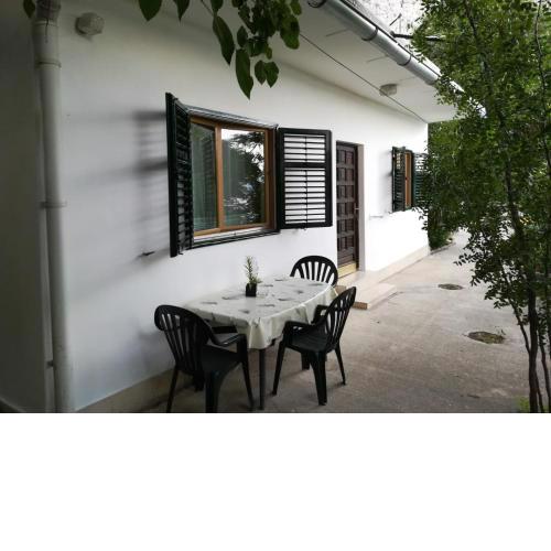 Apartments with a parking space Omis - 15830