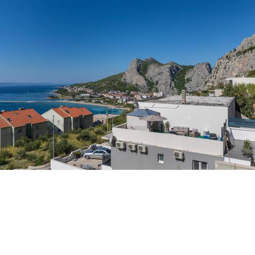 Apartments with a parking space Omis - 20689