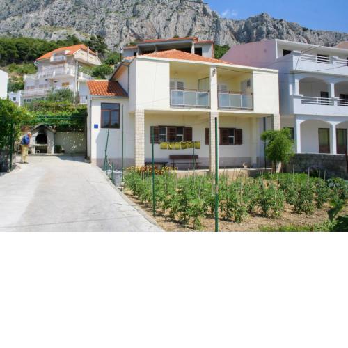 Apartments with a parking space Omis - 2751