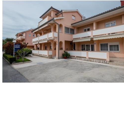 Apartments with a parking space Palit, Rab - 4970