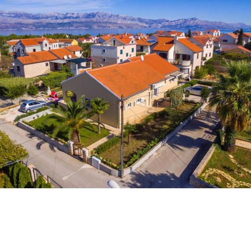 Apartments with a parking space Supetar, Brac - 16294