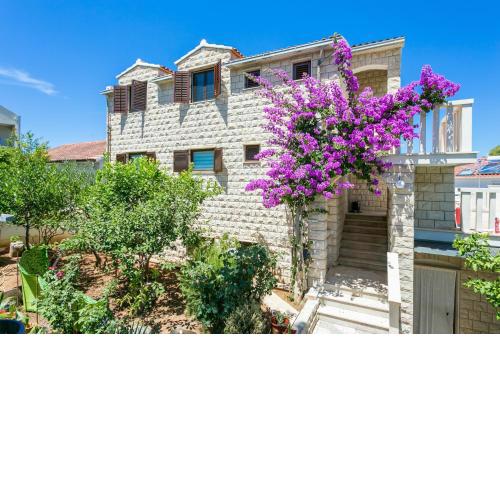 Apartments with a parking space Supetar, Brac - 5670