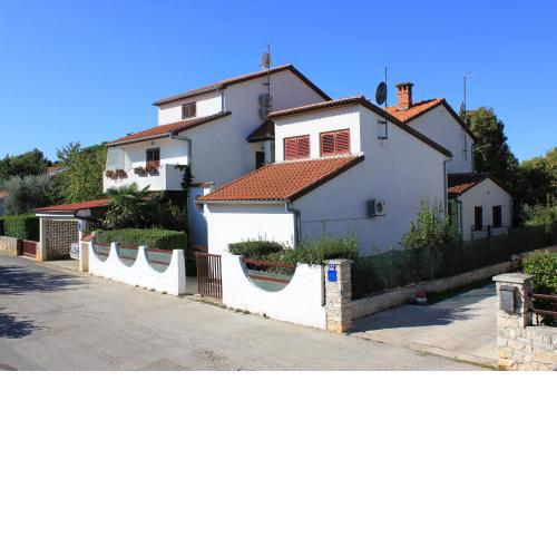 Apartments with a parking space Valbandon, Fazana - 7200