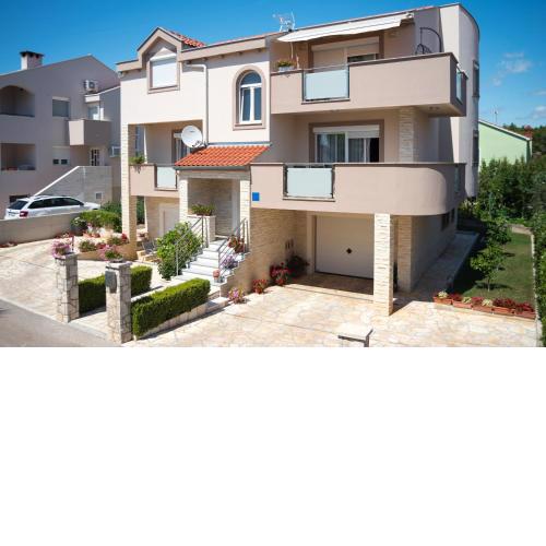 Apartments with a parking space Zadar - 18809