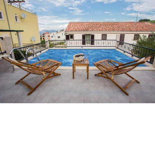 Apartments with a swimming pool Sutivan, Brac - 16235