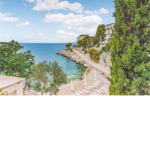 Awesome Apartment In Primosten With Wifi