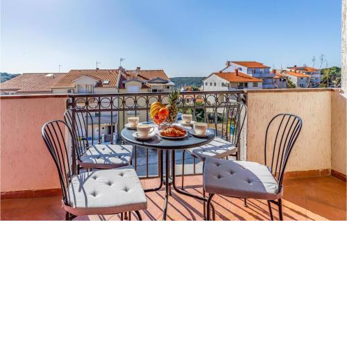 Awesome Apartment In Pula With Kitchen