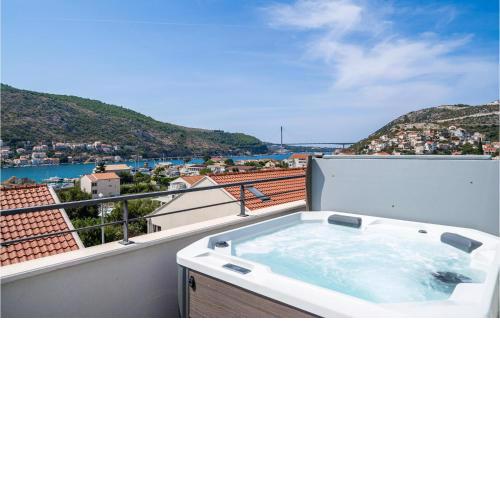 Awesome Apartment In Stara Mokosica With Jacuzzi