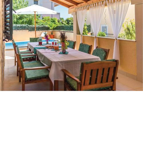 Awesome Home In Brodarica With Kitchen