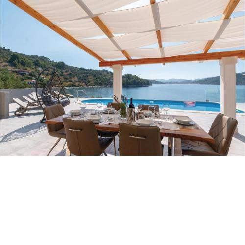 Awesome Home In Mikulina Luka With Wifi