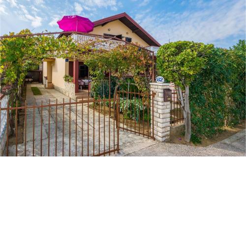 Awesome Home In Sabunike-Privlaka With Kitchen