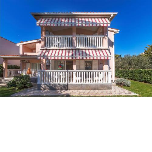 Awesome Home In Vodnjan With Kitchen