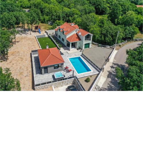 Awesome Home In Zagvozd With Jacuzzi