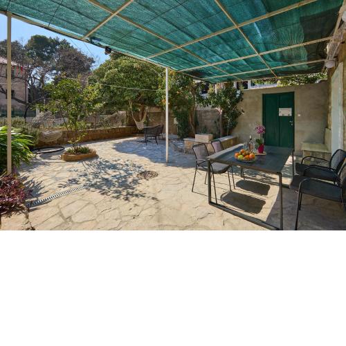 Barbara's Garden Apartment