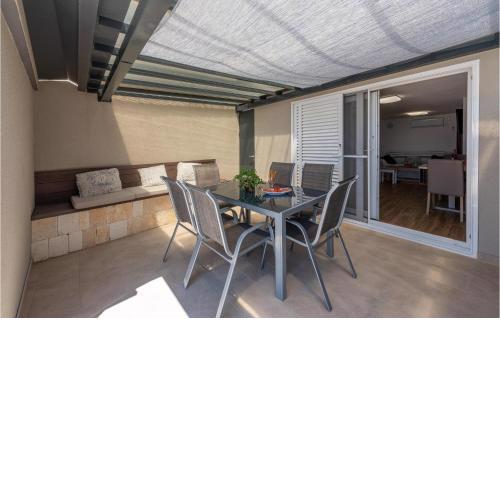 Beach Front Apartment In Petrcane With Kitchen