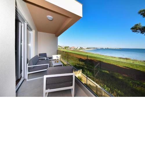 Beachfront villas with hot tubs Sun Garden