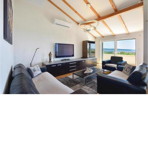 Beautiful Apartment In Kastel Luksic With Wifi