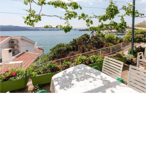Beautiful Apartment In Klek With House Sea View