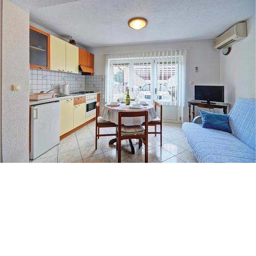 Beautiful Apartment In Pula With Kitchen
