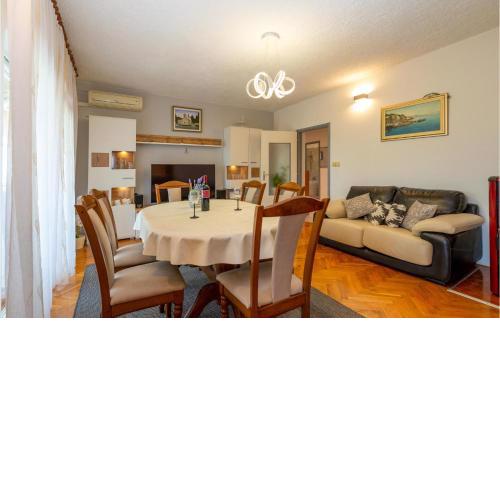 Beautiful Apartment In Rovanjska With Wifi