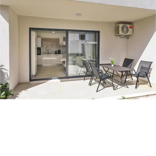 Beautiful Apartment In Seget Donji With Wifi