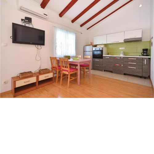 Beautiful Apartment In Stomorska With Wifi