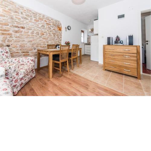 Beautiful Home In Mratovo With Kitchen