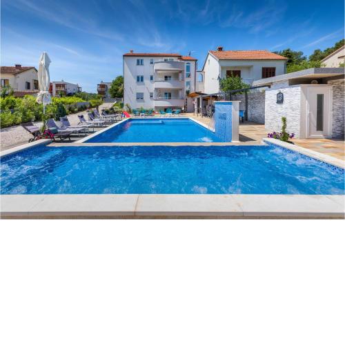 Beautiful Home In Pula With Jacuzzi