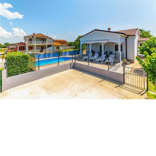 Beautiful Home In Pula With Kitchen