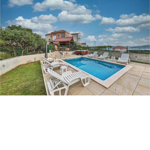 Beautiful Home In Seget Donji With Jacuzzi