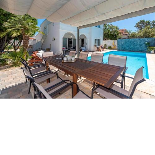 Beautiful Home In Vrsi Mulo With Sauna