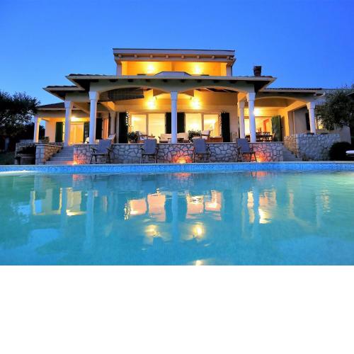 Beautiful villa Clara with a swimming pool in Ko ino near the sea