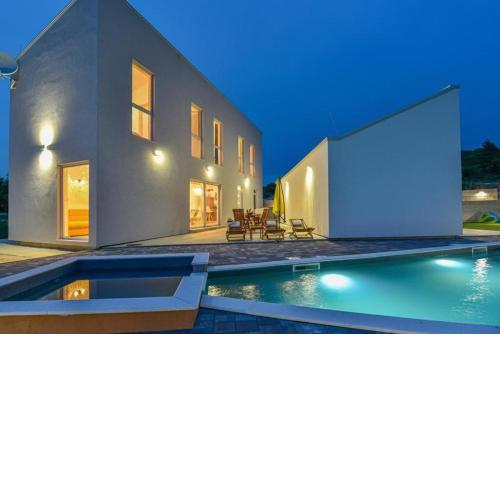 Beautiful Villa Silente with pool, whirpool and sa