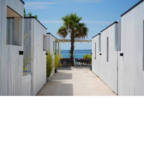 Boutique style eco-beachhouse, private jacuzzi