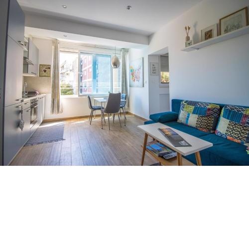 BRAND NEW 1BR near Central Station, Old Town, Beach - 3 minute Walking