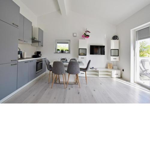 Bright and spacious apartment with grill ***