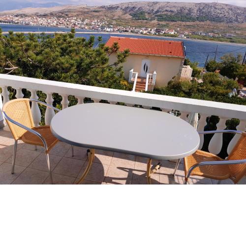 Charming Apartment in Pag with Sea View 40 sqm