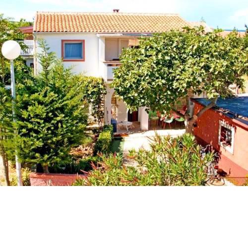 Charming Apartment in Vir with Terrace and Garden
