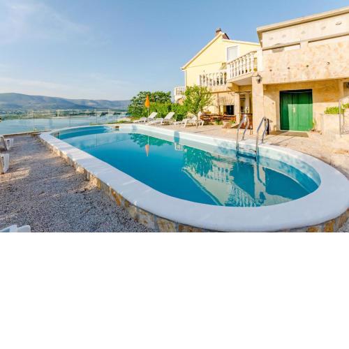Charming apartment with private pool in Mastrinka 98 sqm