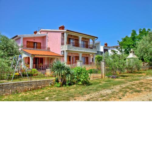 Comfortable apartments in Peroj near the sea