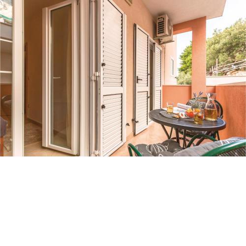 Cozy Apartment In Baska Voda With Wifi