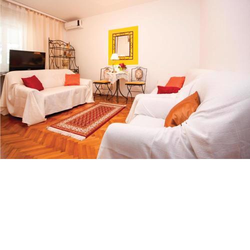 Cozy Apartment In Brodarica With Wifi