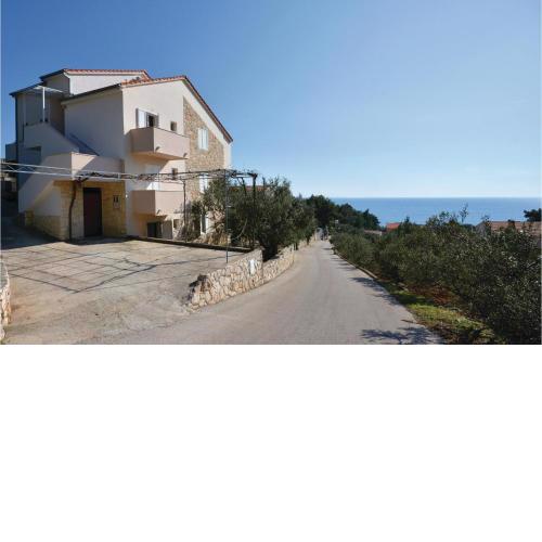 Cozy Apartment In Ivan Dolac With Wifi