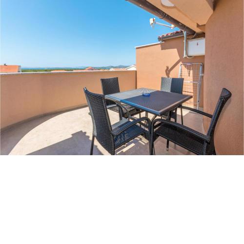 Cozy Apartment In Pakostane With Wifi