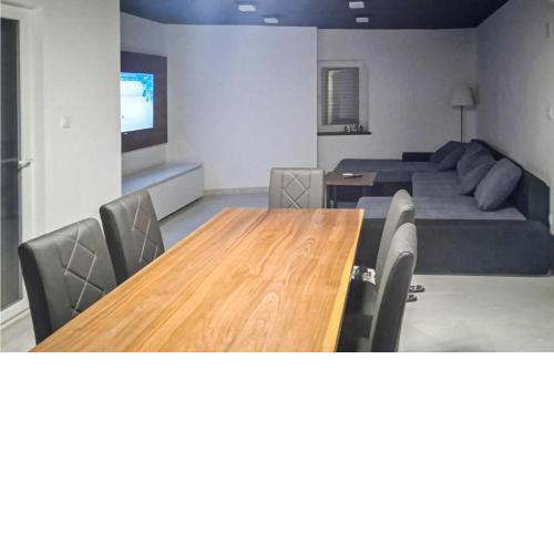 Cozy Apartment In Povlja With Kitchen